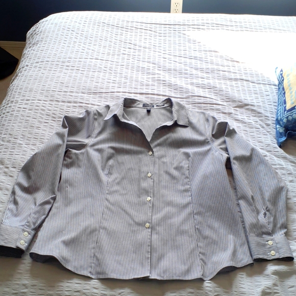 JONES NEW YORK Women's Easy Care Button Down Long Sleeve Blouse - Picture 2 of 5